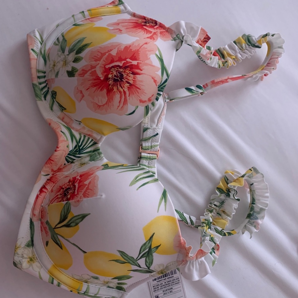 ✨ Brand new flowers bikini top